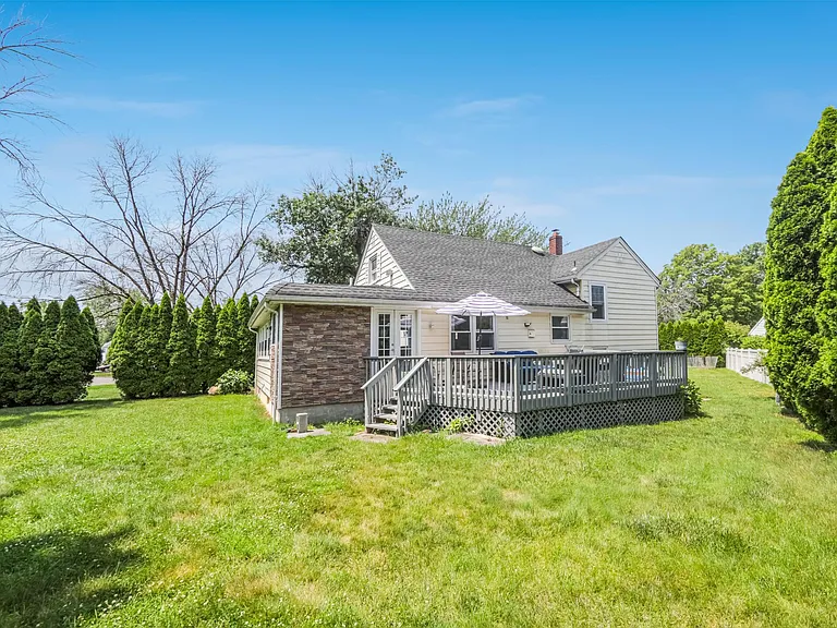 122 Village Cir W — Photo 18