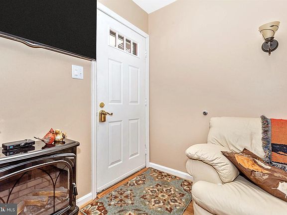 2nd image of 813 Corbett St