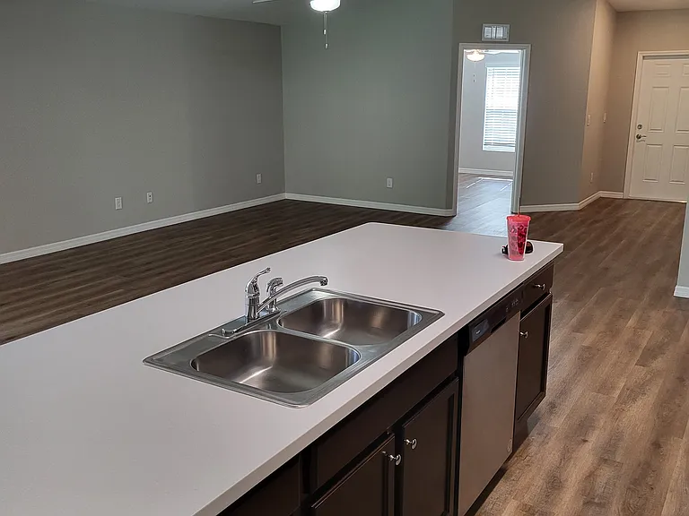 860 Phyllis St — Photo 14