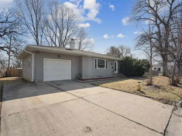 125 Circle Dr, Manchester, IA 52057