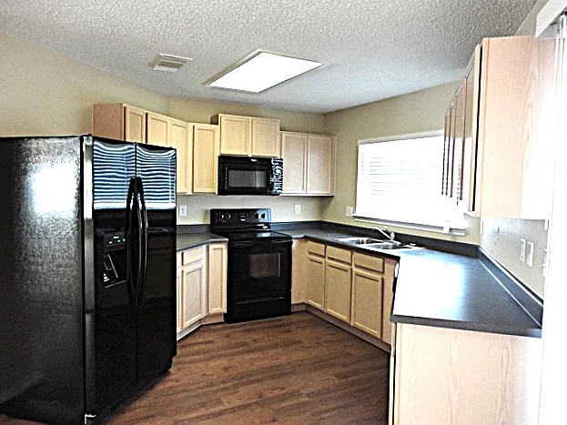 3 bed, 2.5 bath, 1650 sqft, $1,735 — Photo 2