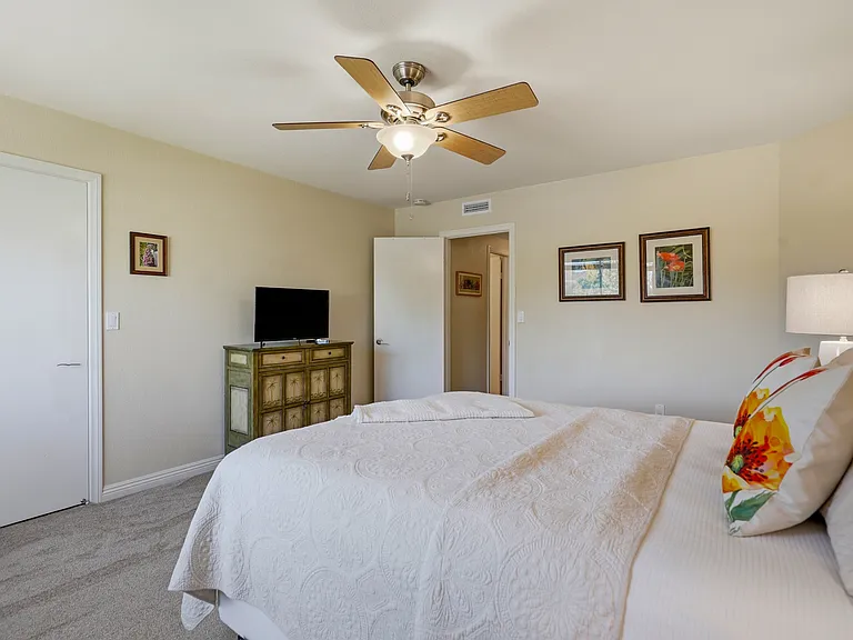 Guest bedroom - queen bed
