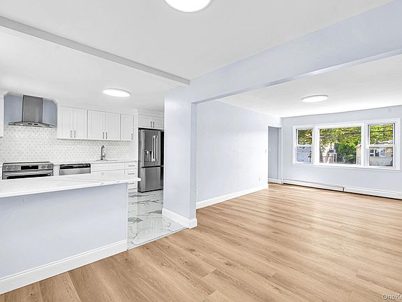 3rd image of 556 S Bayview Avenue