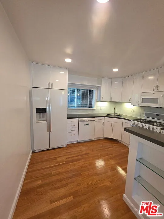 2 bed, 2.0 bath, 763 sqft, $4,000 — Photo 2