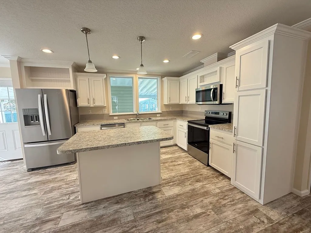 3 bed, 2.0 bath, 1356 sqft, $1,599 — Photo 4
