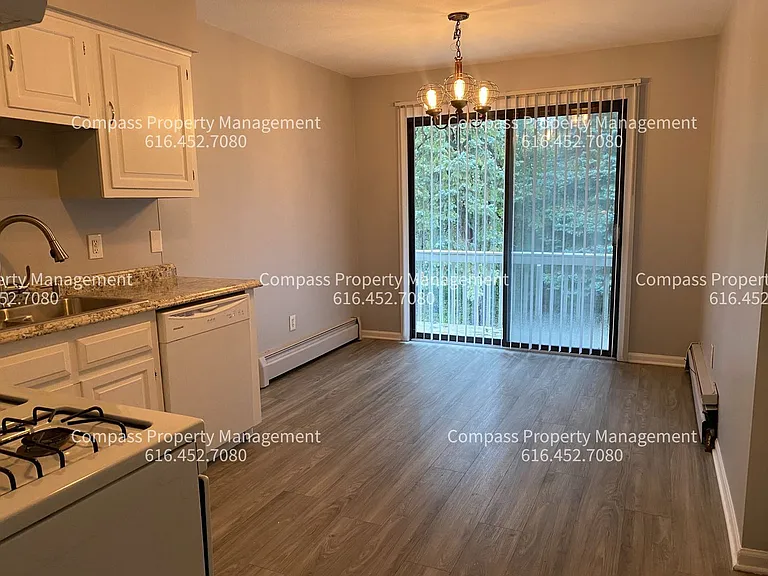 885 Hardwick Dr SE — Photo 2