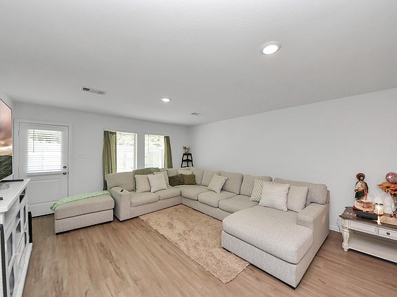 5th image of 22443 Douglas Ct