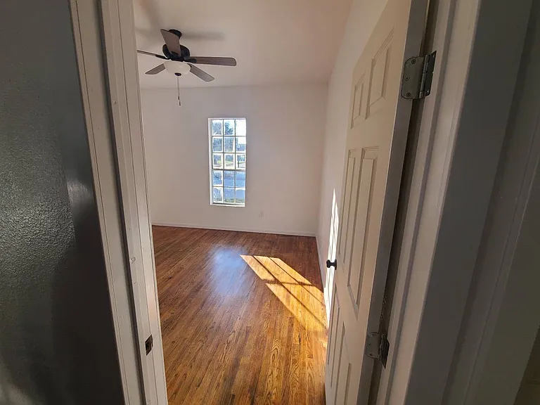 449 W Pembroke Ave — Photo 2