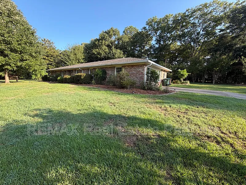 4 bed, 2.0 bath, 2200 sqft, $2,100 — Photo 1