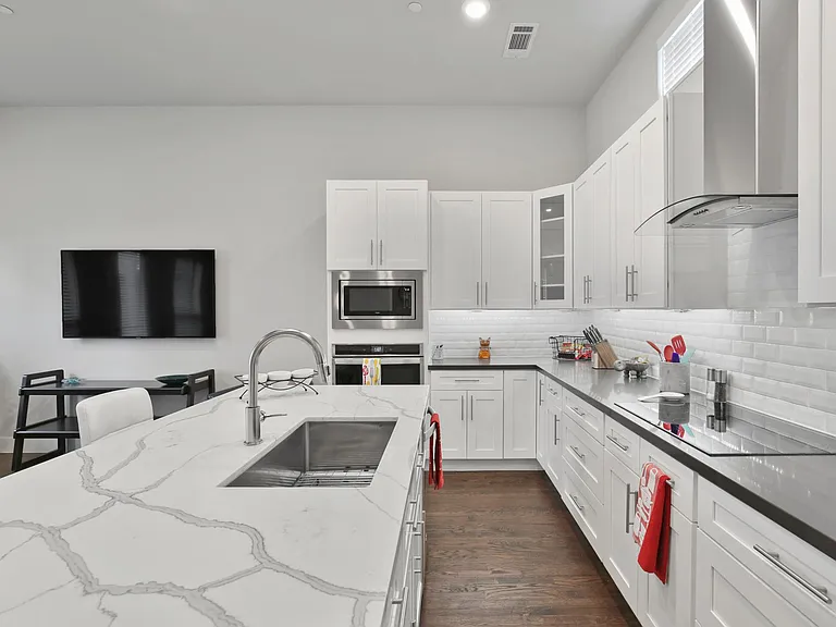 4230 Roseland Ave #105 — Photo 4