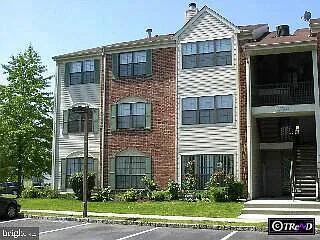 2 bed, 2.0 bath, 5400 sqft, $2,200 — Photo 2