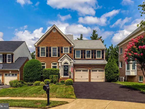 9828 Fox Rest Ln, Vienna, VA 22181