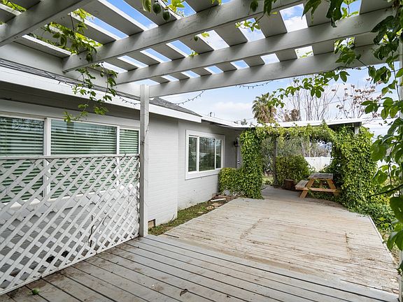 3rd image of 33041 Kniffen Ave