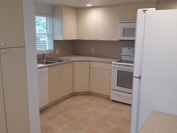 4th image of 1465 NE Oak Lane Dr