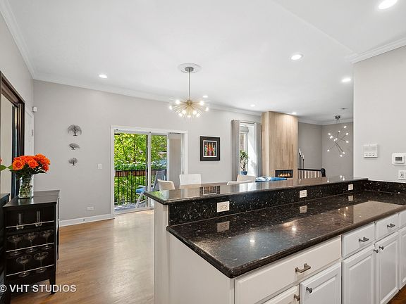4th image of 1712 N Wood St APT 1W