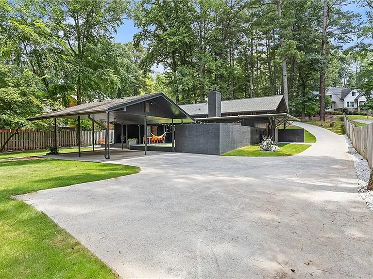 3252 W Roxboro Rd NE — Photo 56