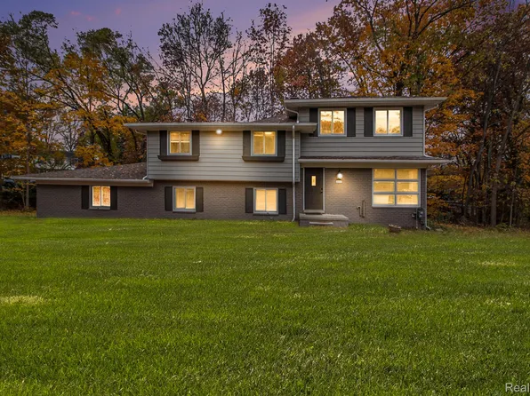 26557 Old Homestead Dr, Farmington Hills, MI 48331