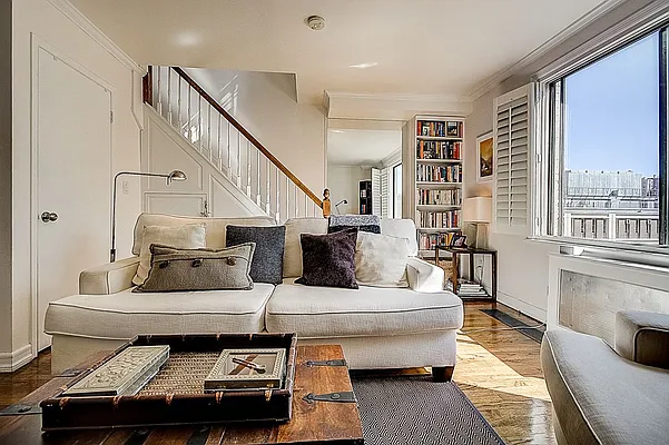 Sold by Redfin Real Estate | media 9