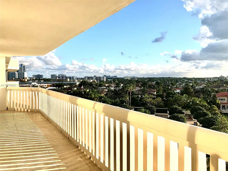 1000 W Island Blvd #712 — Photo 3