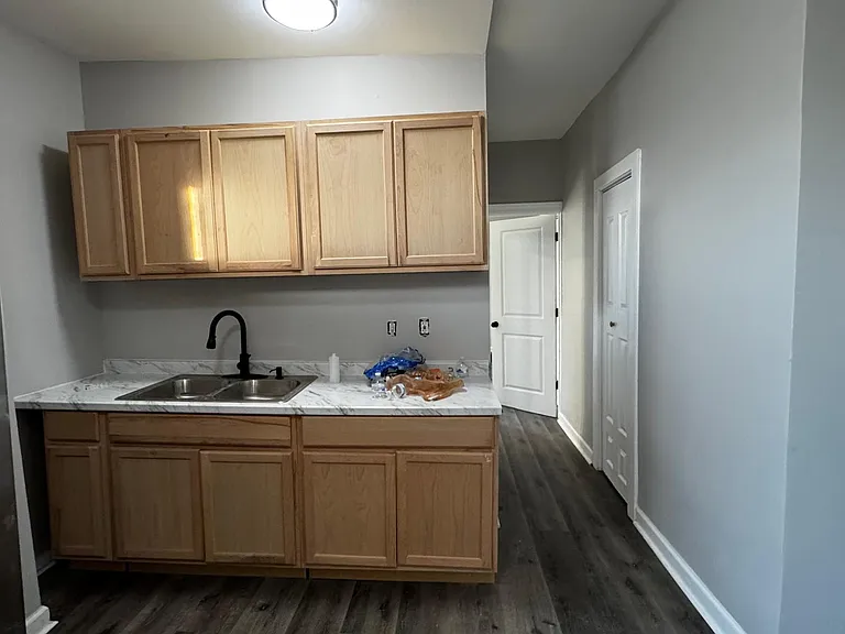 1540 W 70th St #1 — Photo 10