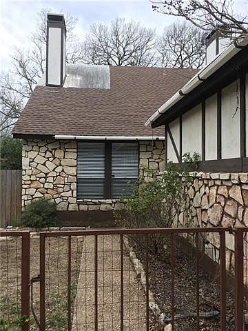 Entrance: gated front yard