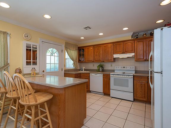4th image of 185B Sterling Ct #1002