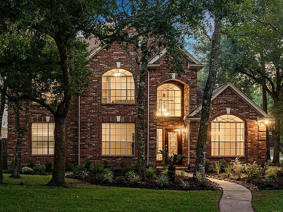 You can't ask for more than this - tranquil setting in a great neighborhood in a quiet culdesac!