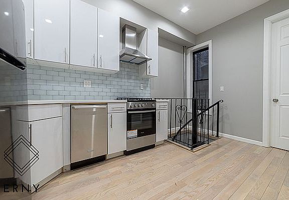 2nd image of 526 Chauncey St #1