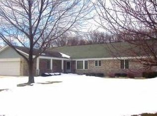 2511 S Meadowmere Pkwy, New Berlin, WI