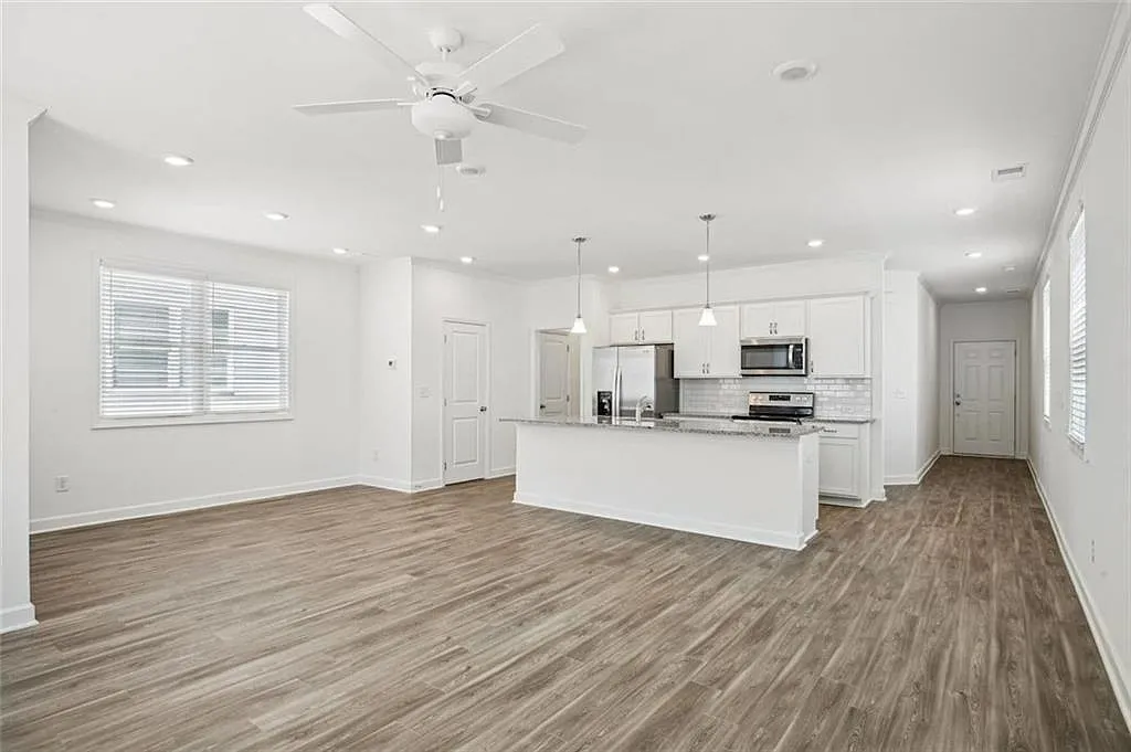 4 bed, 2.5 bath, 1809 sqft, $2,675 — Photo 4