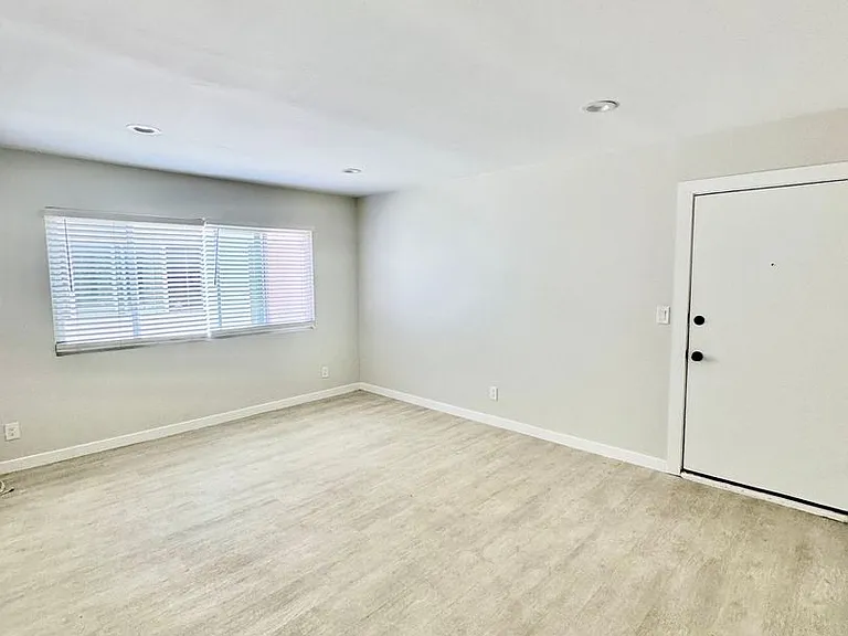Move In Special $153 Dollars Off For The 1st 3 Months. Remodeled 3 Bedroom 1.5 Bath 2nd Floor Unit. — Photo 10