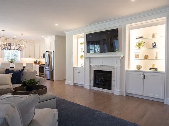 4th image of 38 Crestwood Cir #38