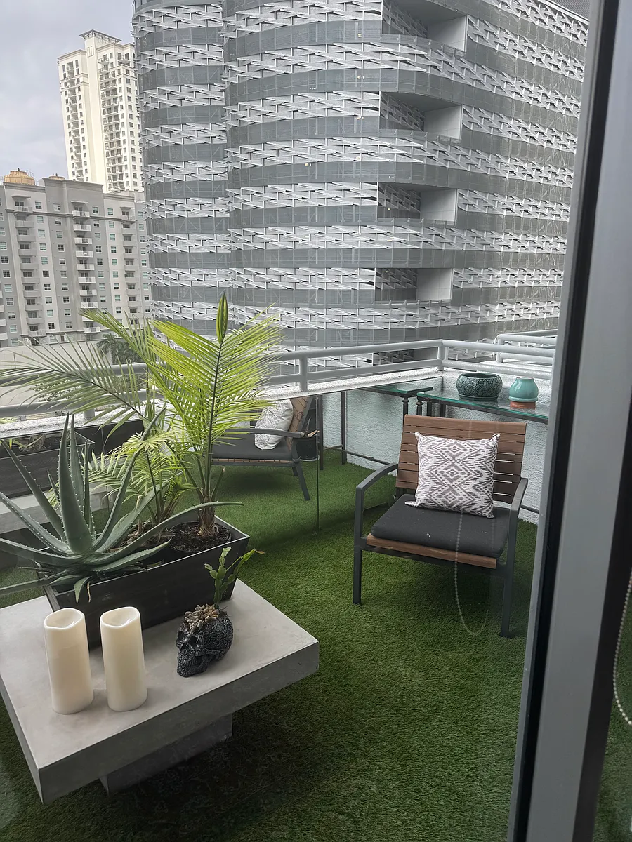 Building Photo - 1050 Brickell Ave #818