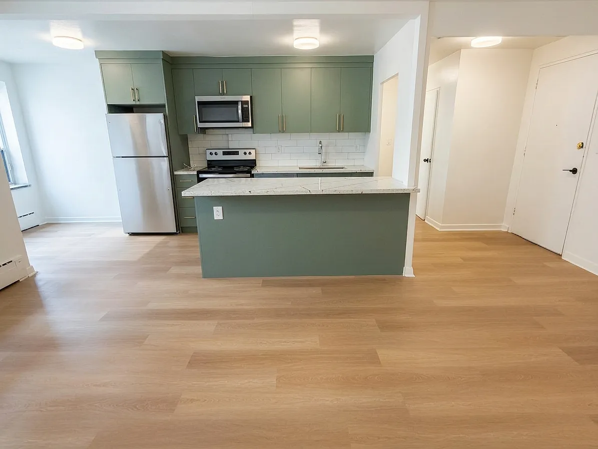 420 Eglinton Ave E — Photo 2