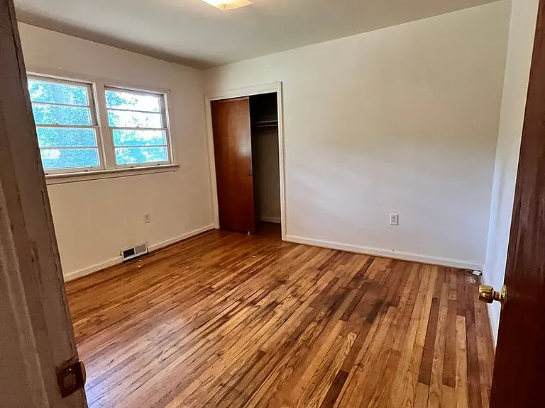 204 Pine Ln — Photo 6