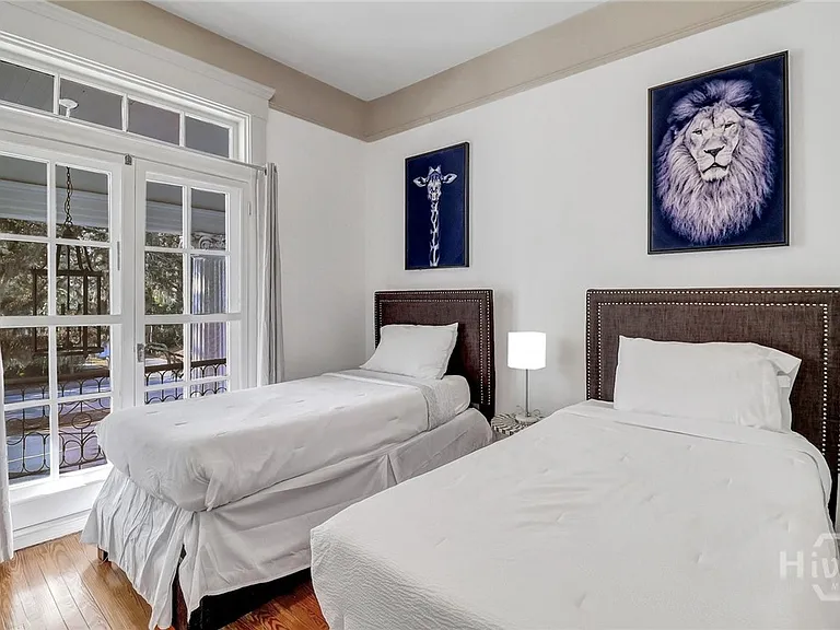 602 E Victory Dr — Photo 32
