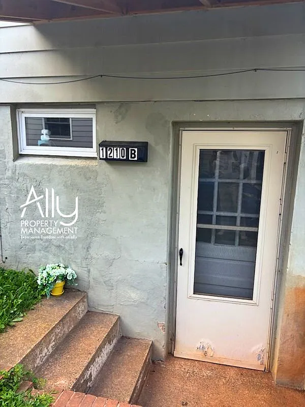 1210 Agnese St — Photo 2