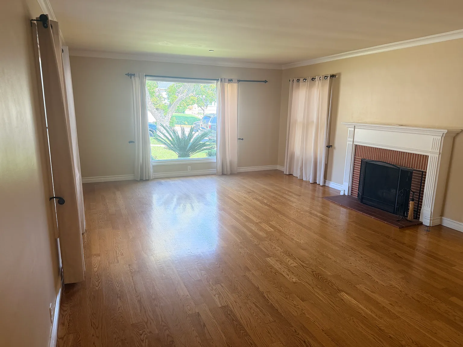 5 bed, 2976 sqft, $6,990 — Photo 4