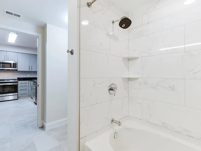 1021 N Garfield St — Photo 7