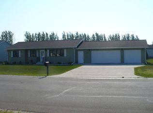 1812 Woodland Dr, Wahpeton, ND 58075