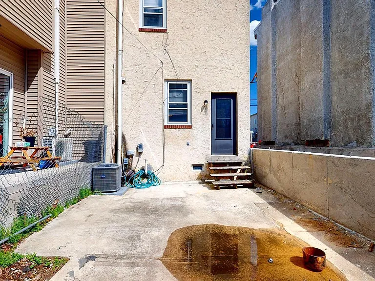 652 N 36th St — Photo 16