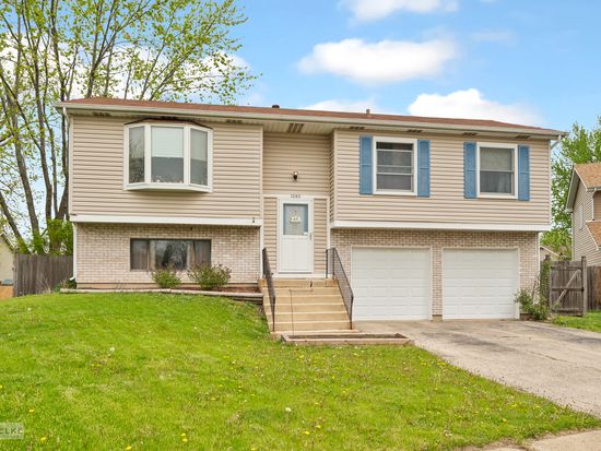 1040 Dover Ln, Aurora, IL 60504