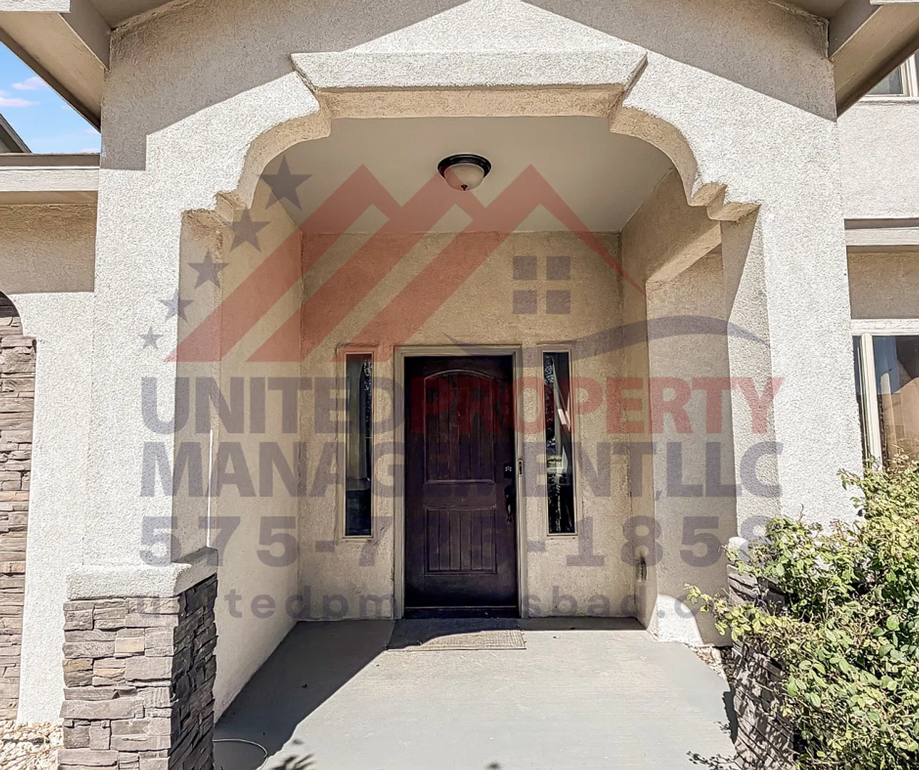 5 bedroom 2.5 bathrooms Fairview Subdivision — Photo 2
