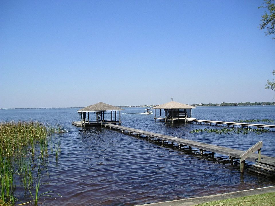 2nd image of 112 Lakefront Ct NE
