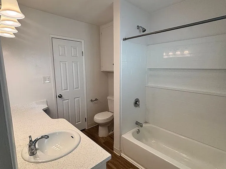 University Terrace Apartments — Photo 14