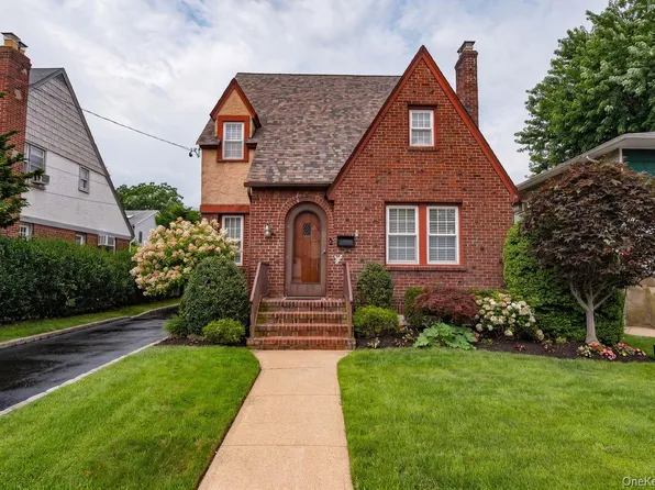 6 Troy Place, Merrick, NY 11566
