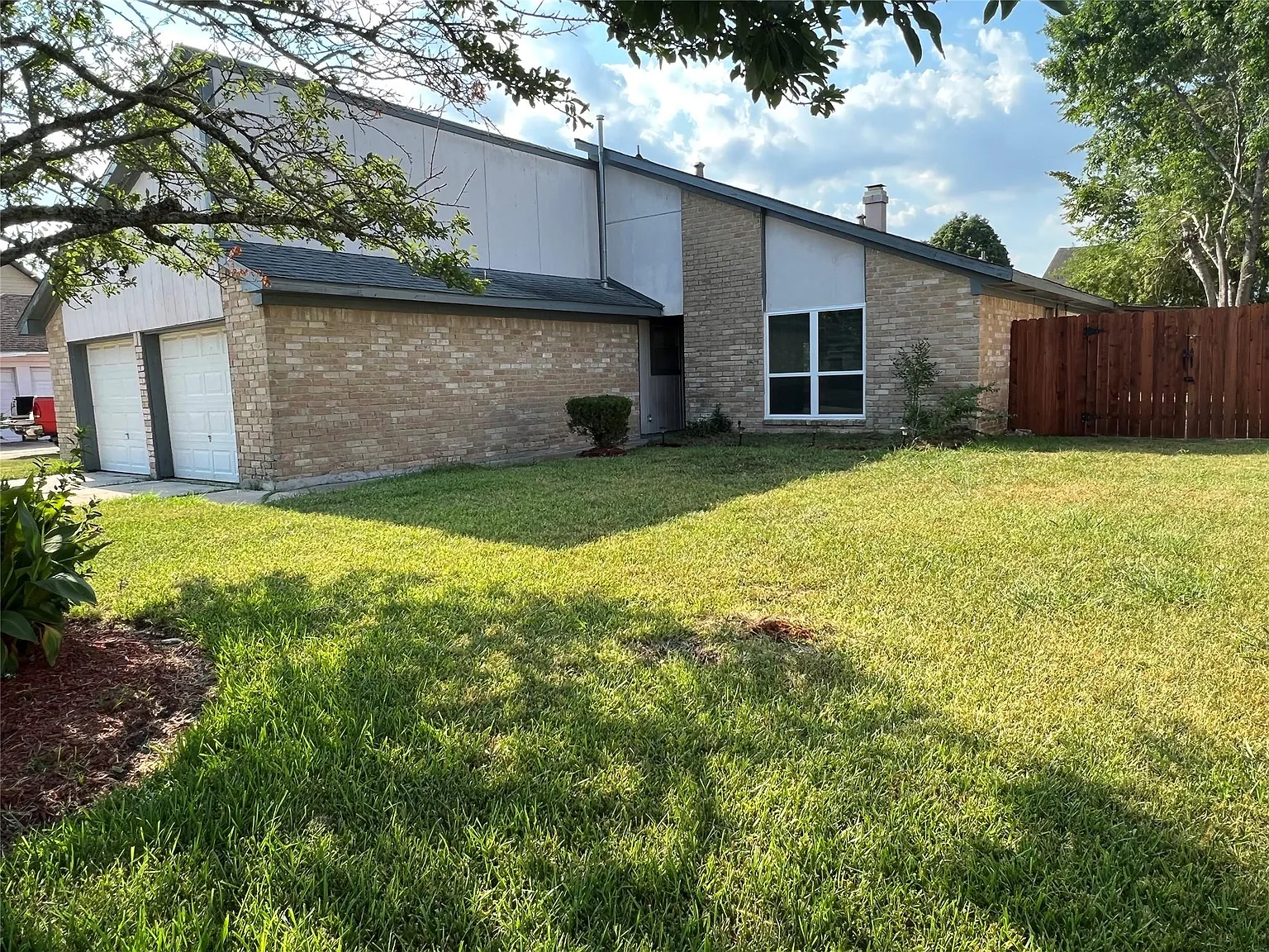 3 bed, 2.0 bath, 1960 sqft, $1,950 — Photo 1