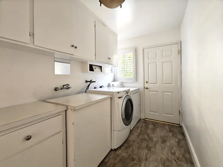 1138 Laureles Dr — Photo 17