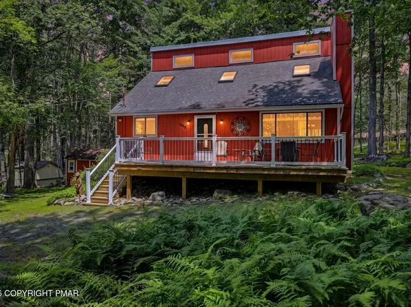 1049 Maple Dr, Pocono Lake, PA 18347