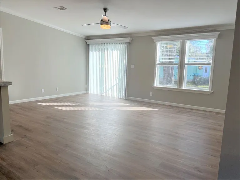 1077 Cloverleaf Cir #1077 — Photo 6